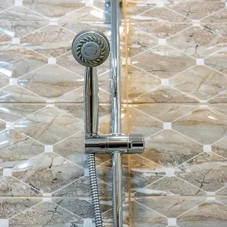 Daya 2br Luxury アパート